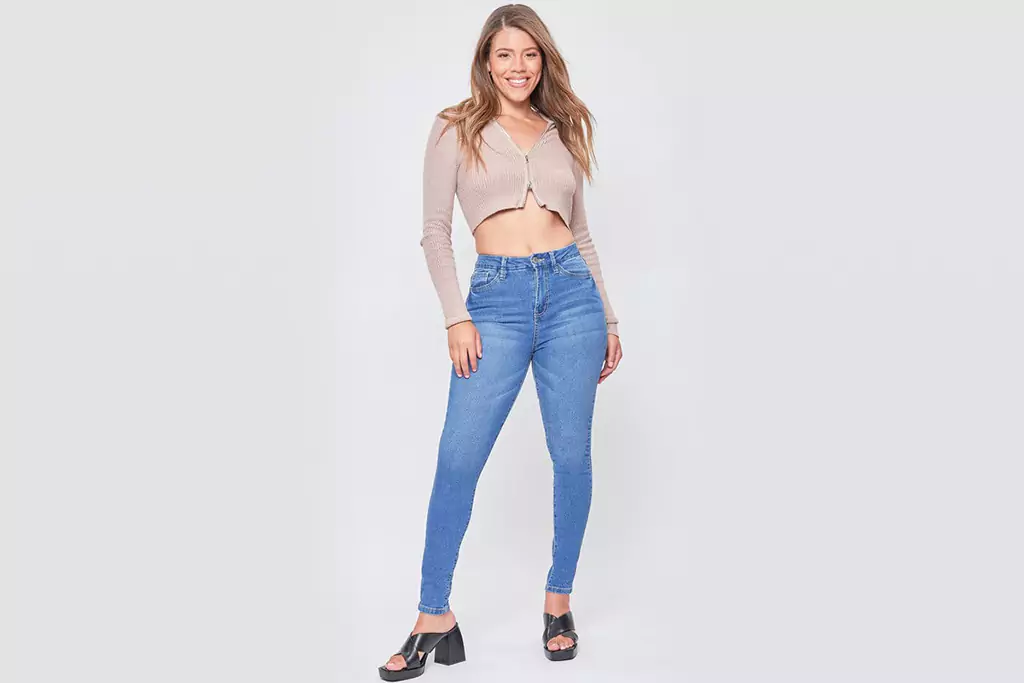 Cómo lucir los jeans talle alto tipo cargo y wide leg? - Costa Rica