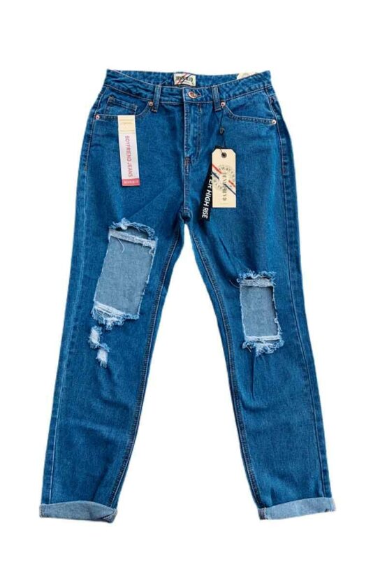 Jeans con detalle roto exagerado