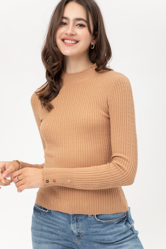 Sweater liviano con delicada textura y botones en el puño